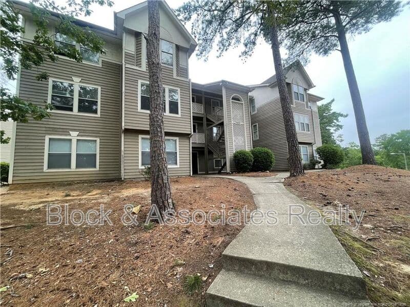 FAYETTEVILLE Condo: 1000 WOOD CREEK DR