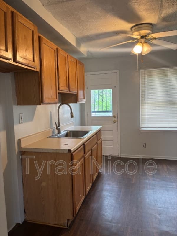 Grosse Pointe House: 21604 Moross Road