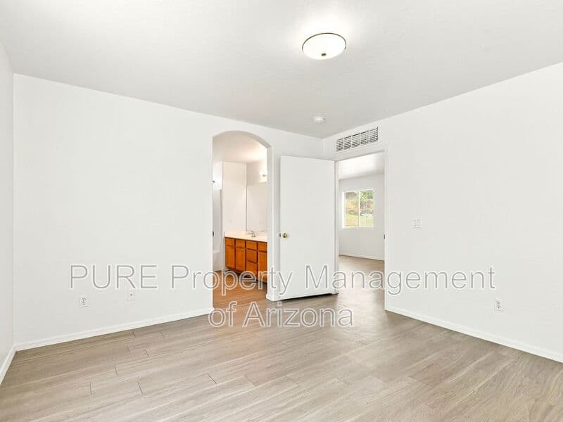 Avondale House: 11380 W Mohave St