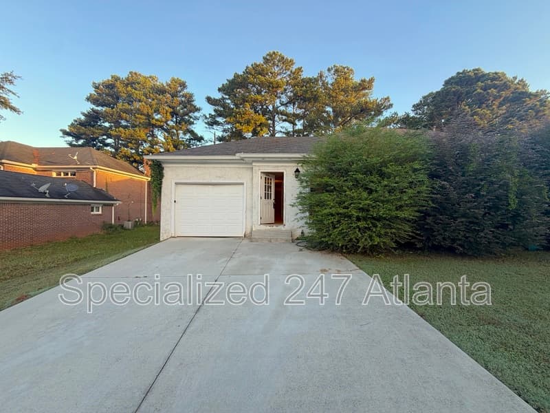 Conyers House: 2112 Fairway Ct SE