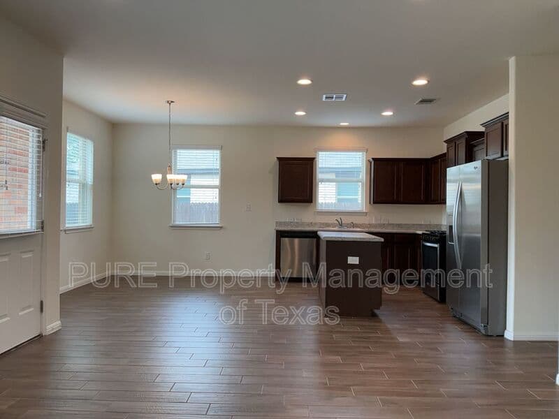 Leander House: 417 Cinnamon Teal