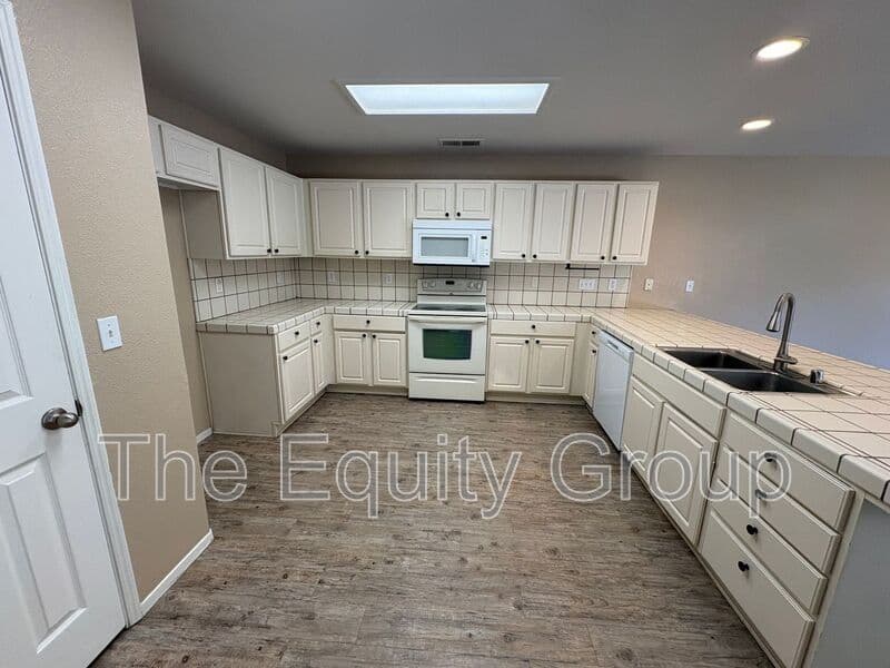 Visalia House: 2967 West Jerome Ave