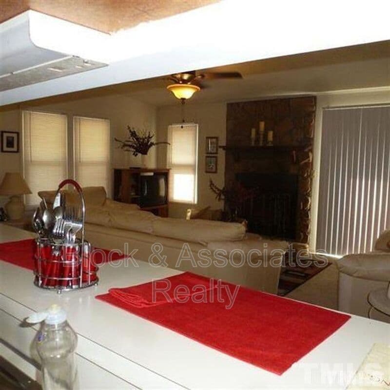Cary House: 124 Oak Hill Loop