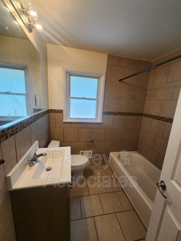 Louisville House: 6126 Middlerose Circle