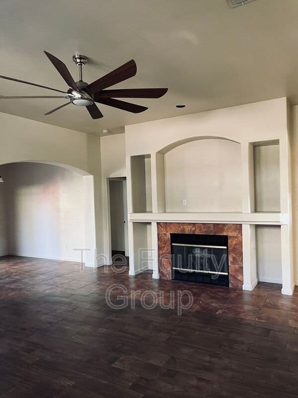 Farmersville House: 1856 North June Ave