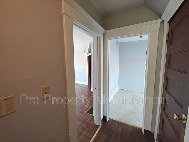New Haven House: 1644 Chapel Street