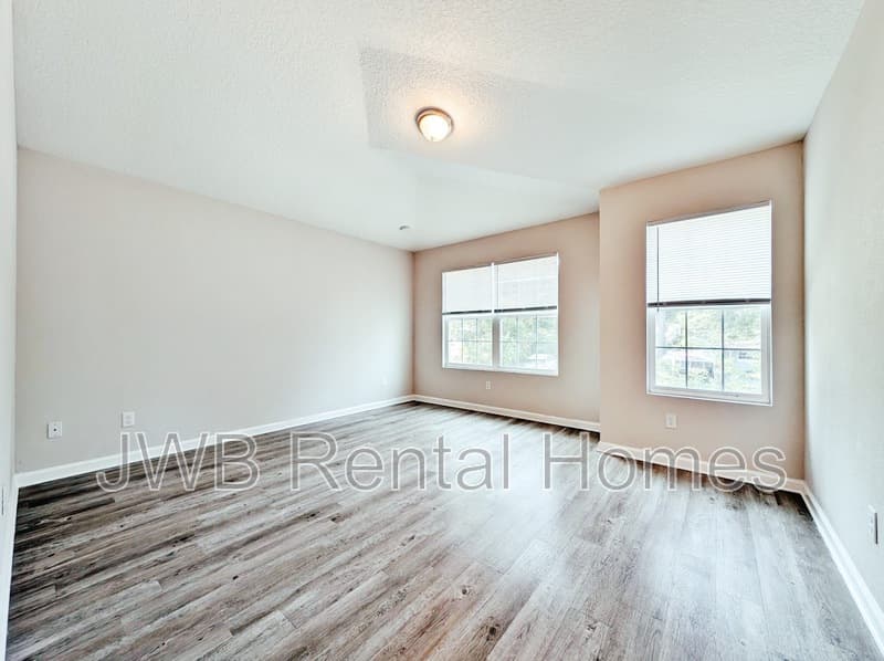 Jacksonville House: 7951 India Ave