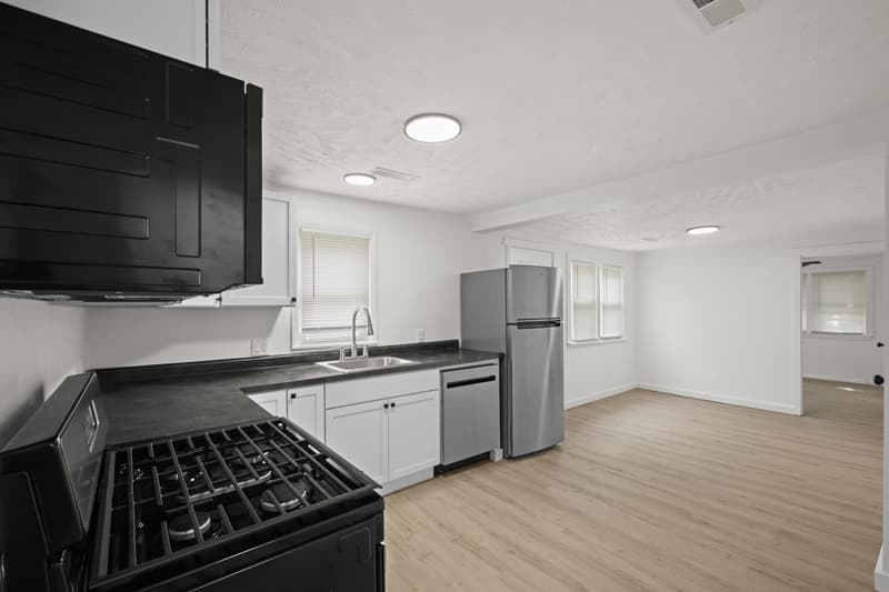 Muncie House: 2207 S Delawanda Ave