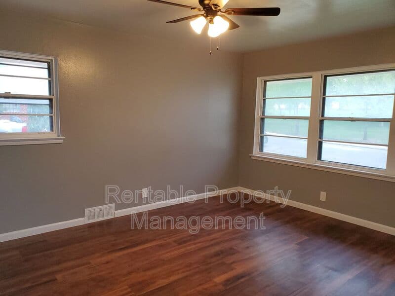 Dallas House: 3239 Navajo Dr