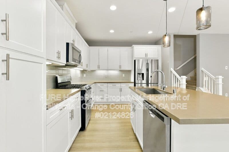 Lake Forest House: 208 El Paseo