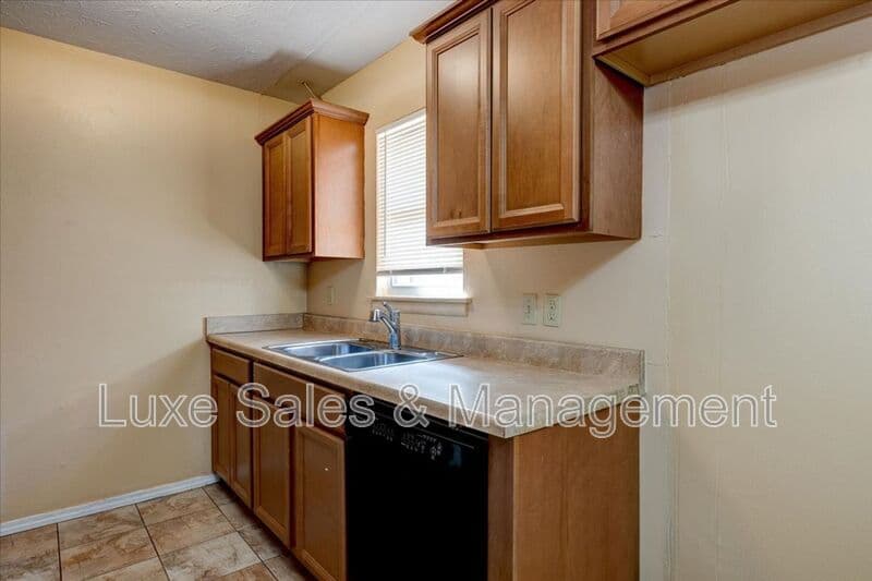 Midwest City House: 116 W. Rose Drive