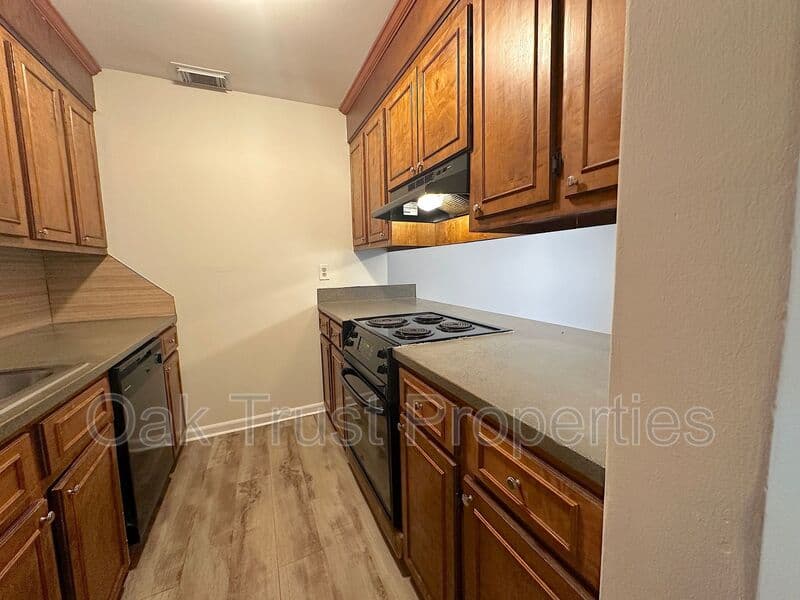 North Charleston House: 7794 McKnight Dr