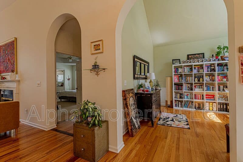 Greer House: 209 Birchleaf Ln