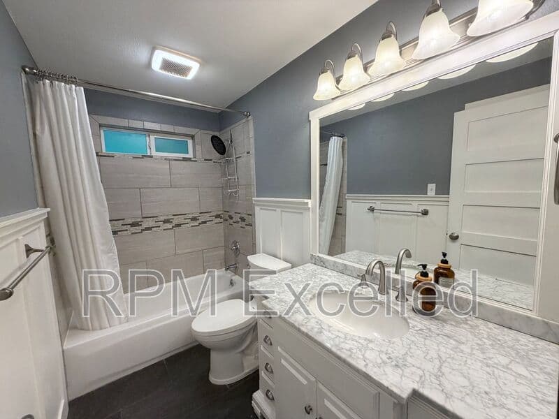 Kent House: 24625 148th Ave SE