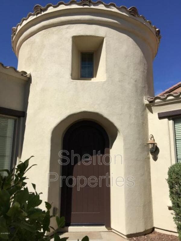 Buckeye House: 4592 N Point Ridge Rd