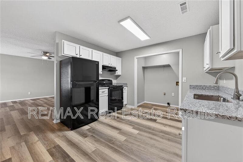 Fayetteville House: 4418 W Acoma St