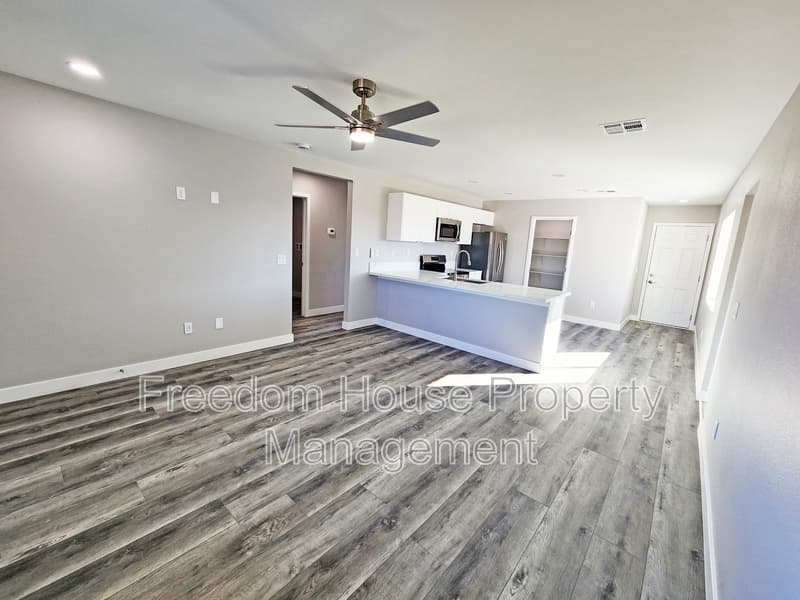 Pahrump House: 561 Valiant Avenue