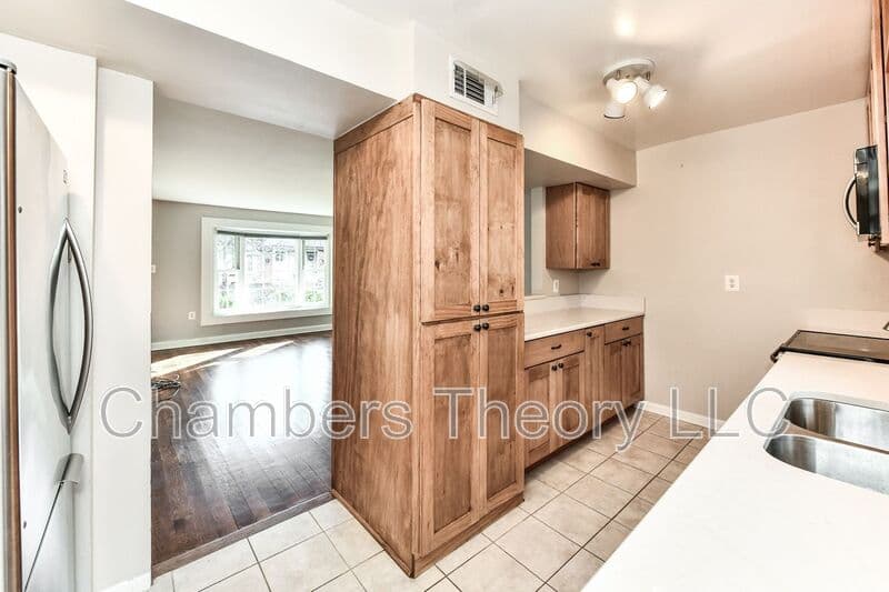 Falls Church Condo: 445 Hampton Ct