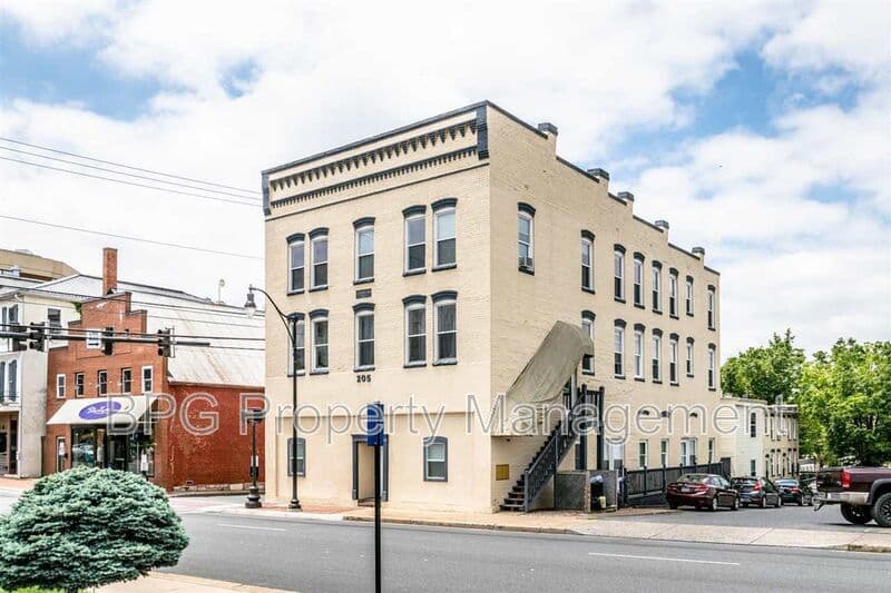Harrisonburg House: 22 W Wolfe