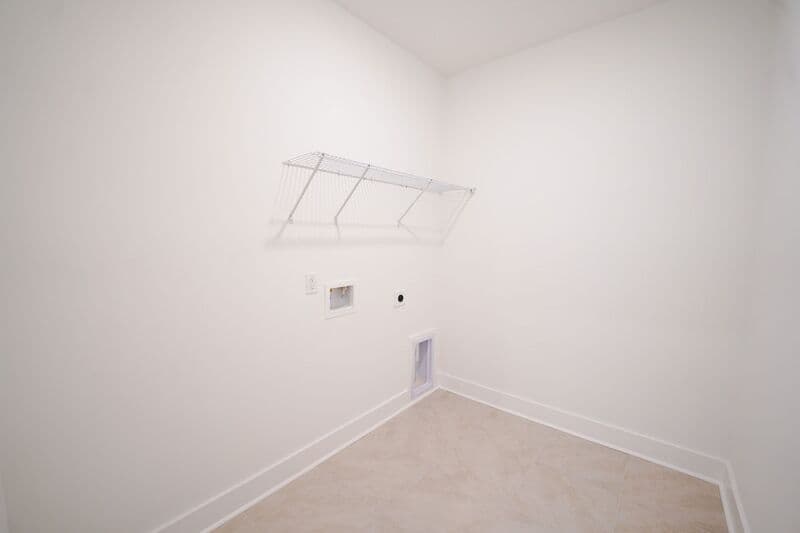 Bloomingdale House: 128 Kingswood Cir