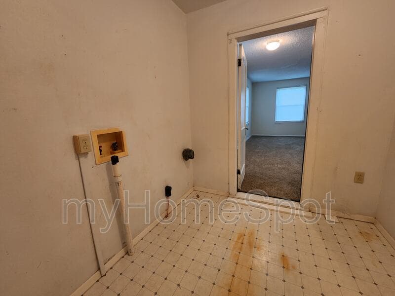 Pensacola House: 109 NW Gilliland Rd