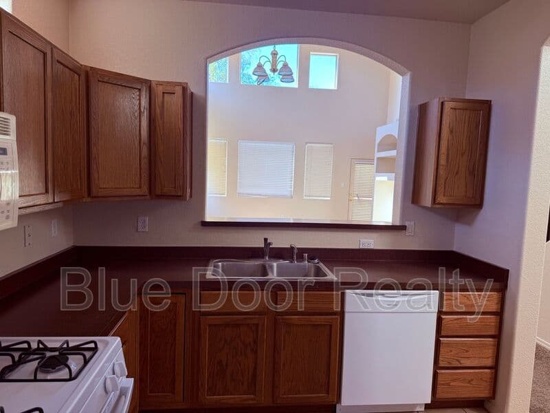 Rio Rancho House: 1379 Peppoli Loop