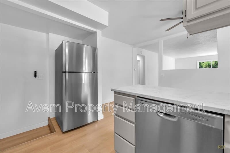 Portland House: 9710 S Corbett Lane