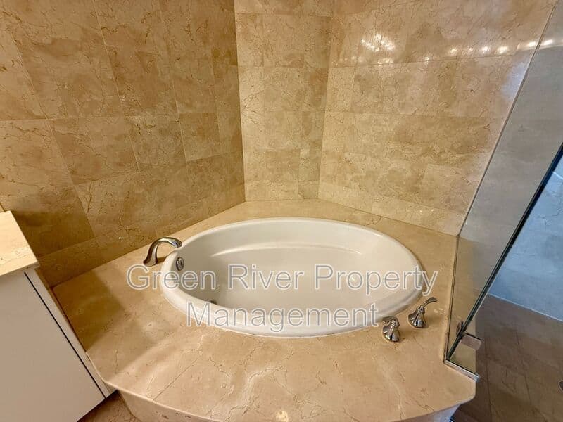 Jacksonville House: 1431 Riverplace Boulevard
