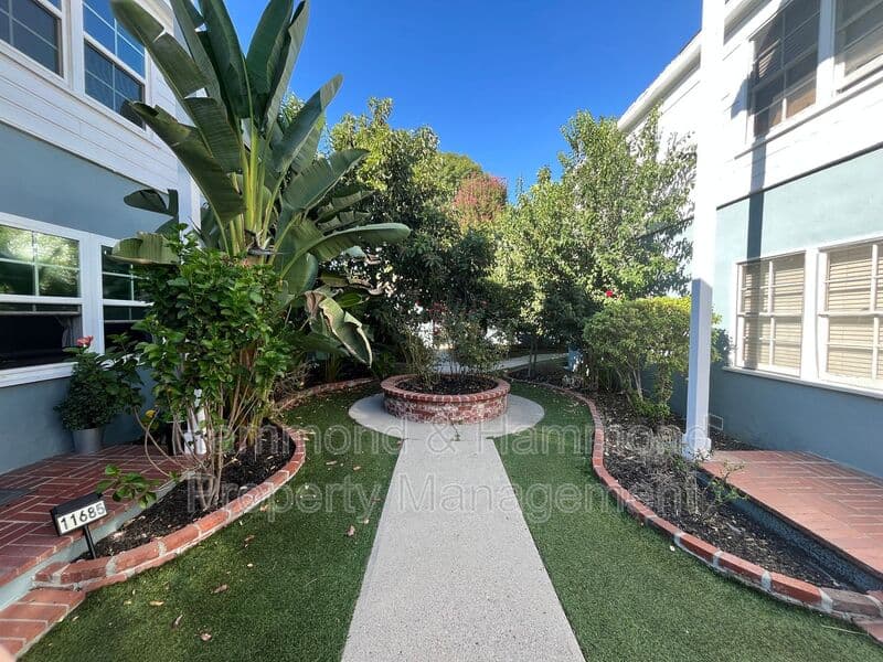 North Hollywood Condo: 11685 Chandler Blvd.