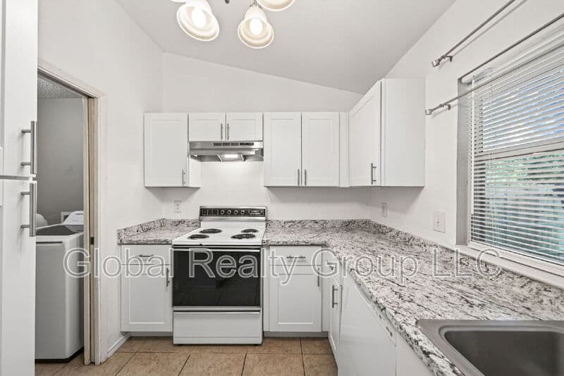 Live Oak House: 7713 Narrow Pass St