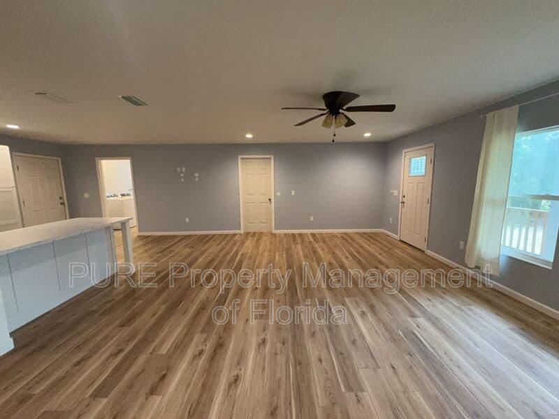 Williston House: 11330 NE 66th Lane