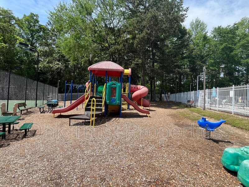 North Charleston House: 8675 Spring Chapel Ln