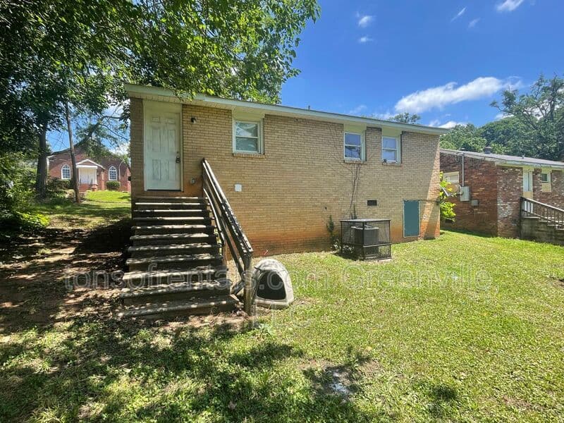 Spartanburg House: 695 Saxon Ave