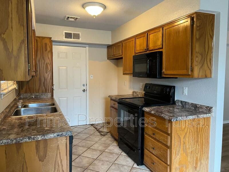 Broken Arrow House: 1120 W. Florence Ct.