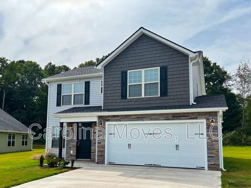 Simpsonville House: 260 Lockeland Park Drive
