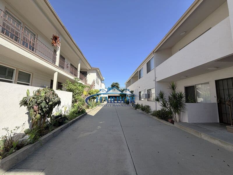 Inglewood Condo: 213 W Manchester Blvd