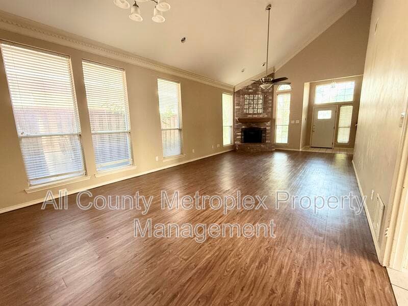 Rowlett House: 8902 Bayshore Ln