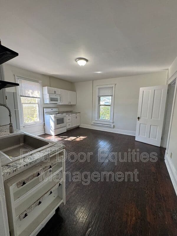 Lancaster House: 136 W Walnut St