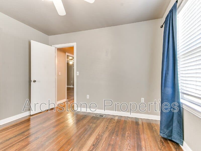 Edmond House: 202 E 3rd St