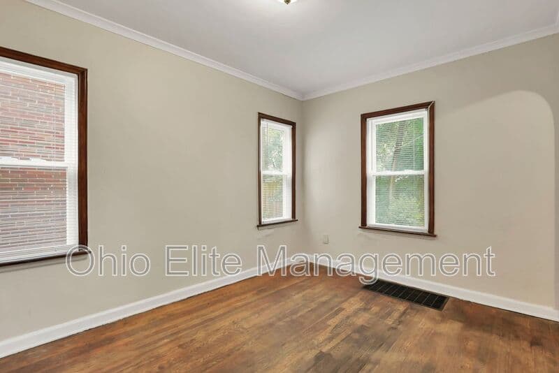 Columbus House: 53 S Burgess Ave