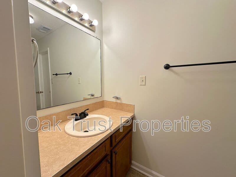 North Charleston House: 7794 McKnight Dr