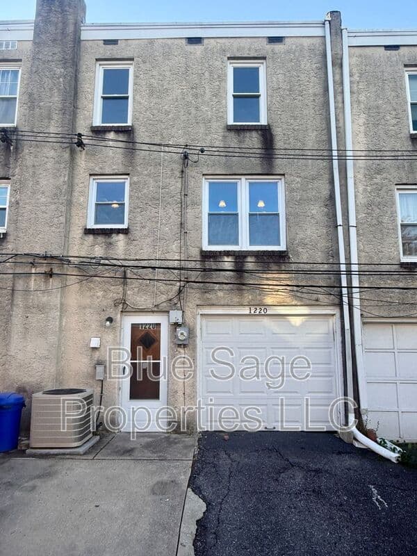 Crum Lynne Townhome: 1220 Lawrence Ave