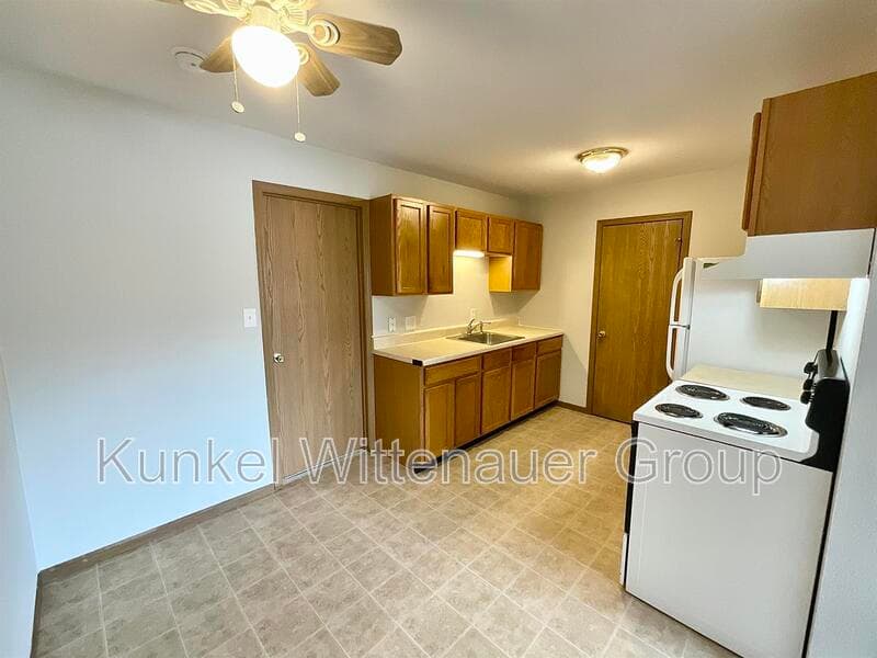Belleville Condo: 2609-E Sierra Drive