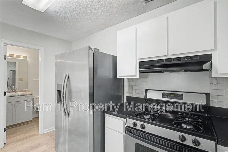 Savannah Townhome: 128 Fox Chase Road