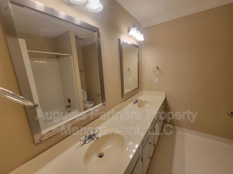 Martinez House: 288 Wakefield Ln S