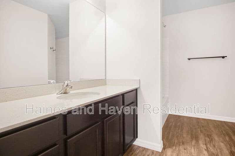 Dundee House: 1503 Swan Lake Cir