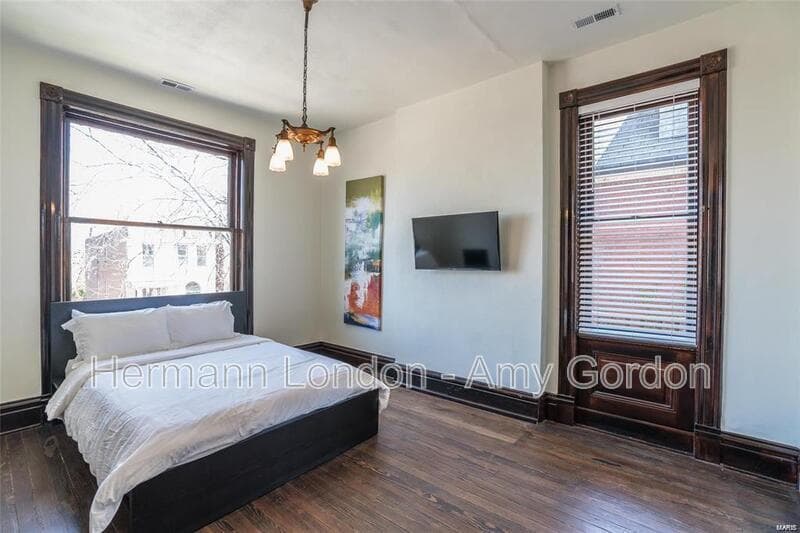 Saint Louis House: 3922 Castleman Avenue,