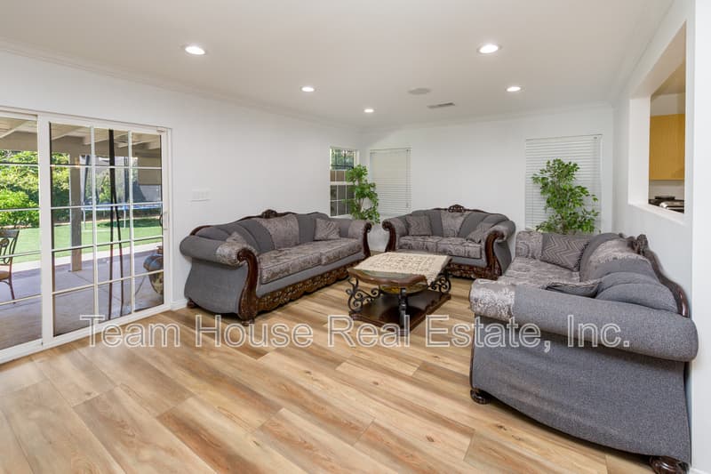 Reseda House: 19422 Welby Way