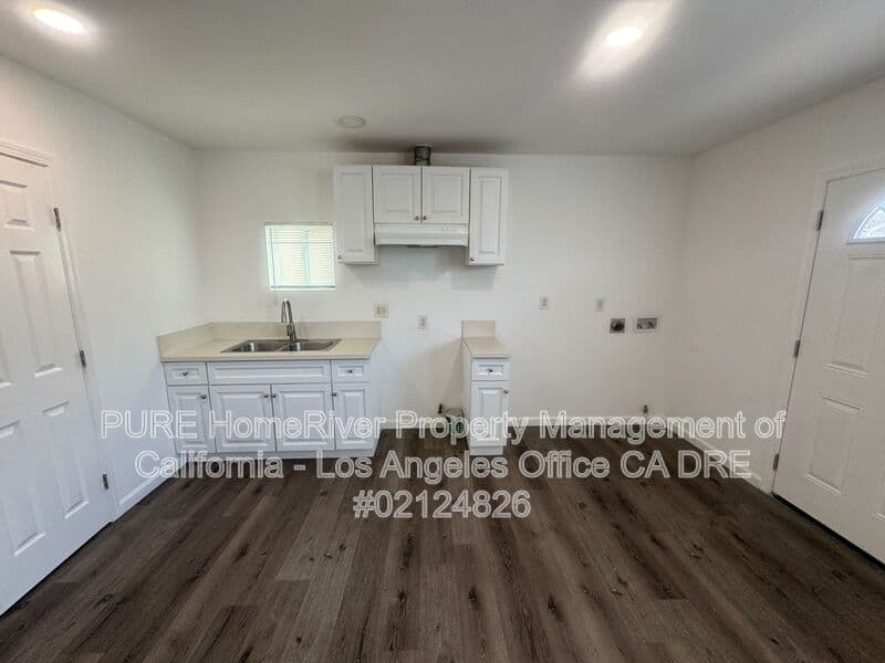 Lynwood House: 10977 1/2 Pope Avenue