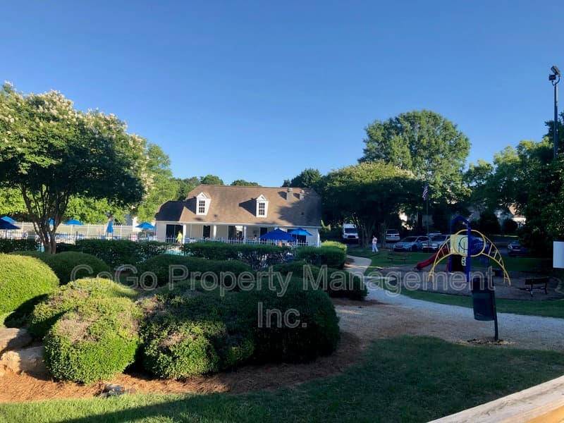 Simpsonville House: 105 Fairview Lake Way